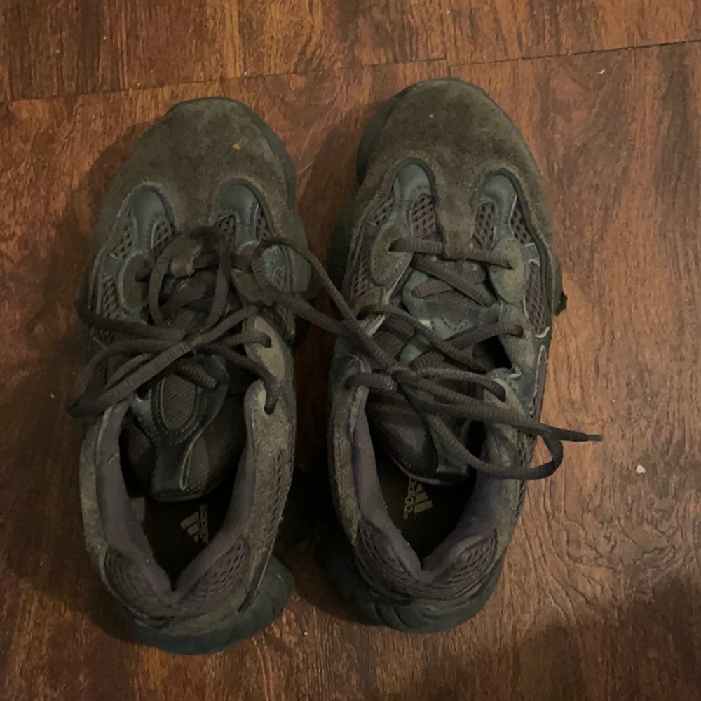 Yeezy 500 black Very Worn 1 little cut on the sole